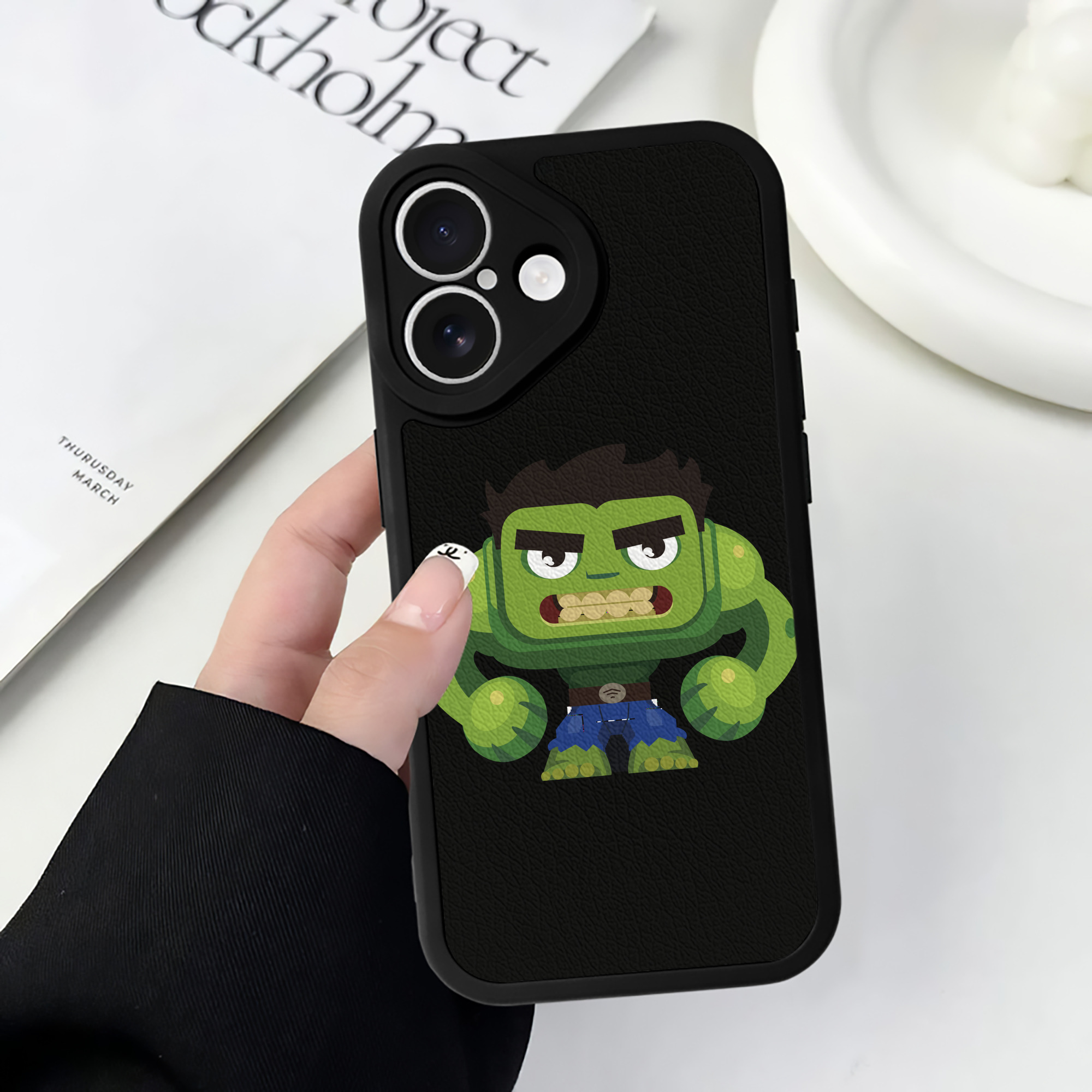 （画像用） アベンジャーズ The Avengers 【iPhone 16シリーズ対応】シリコンスマホケース（レザー調） 材質：シリコン